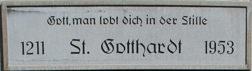 Tafel über dem Eingangsportal der St. Gotthardt-Kirche